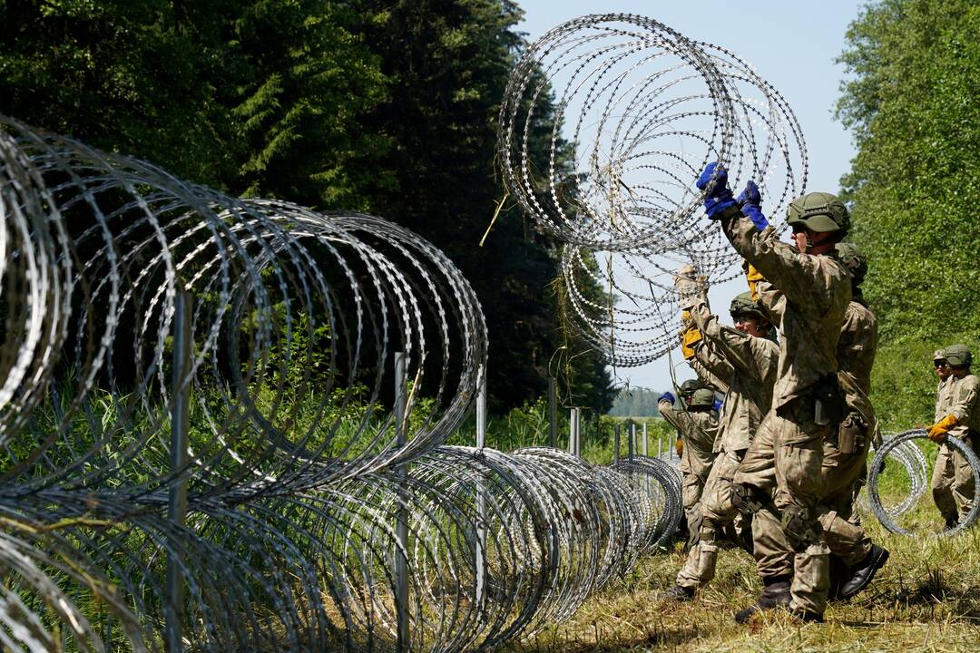 Slovėnija Lietuvai atsiuntė 10 kilometrų pjaunančios vielos barjerui pasienyje