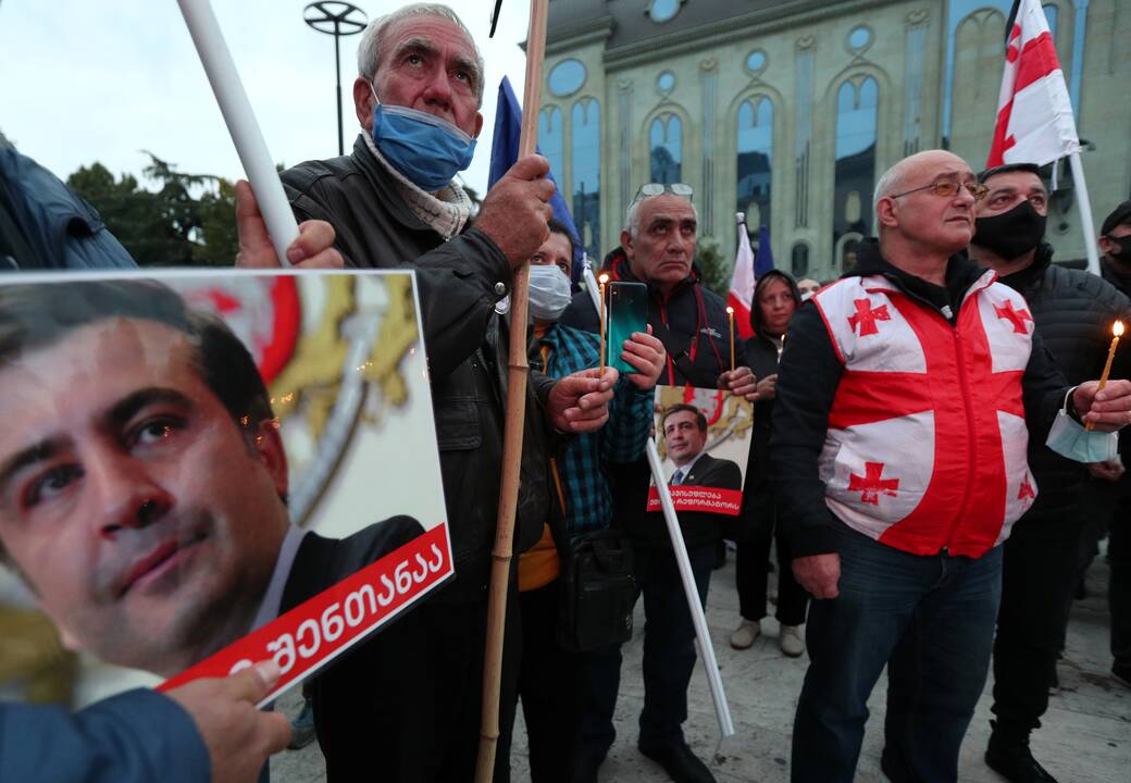 Tbilisyje dešimtys tūkstančių žmonių dalyvauja M. Saakašvilio palaikymo demonstracijoje