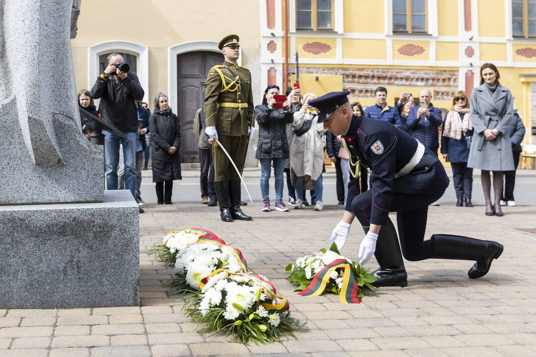 Seimo pirmininkė pagerbė Antrojo pasaulinio karo aukas, už laisvę kovojančią Ukrainą