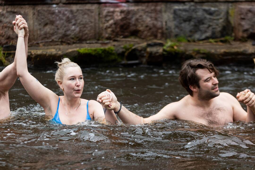 Apeiginės maudynės „Šaltos undinės karštame vandenyje“