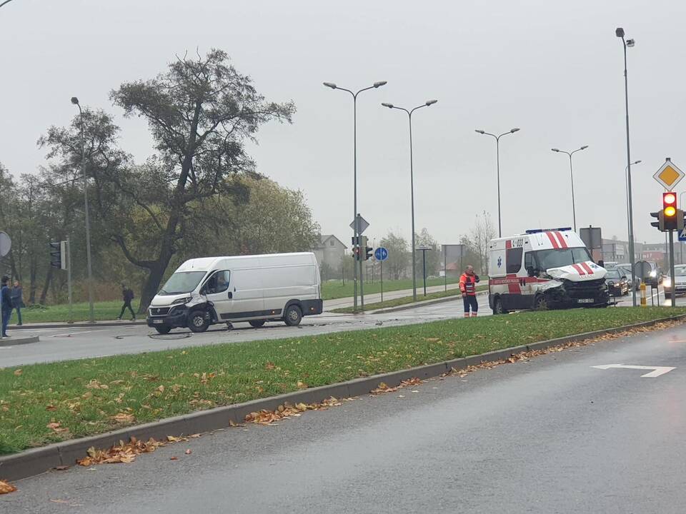 Klaipėdoje į avariją pateko greitosios pagalbos automobilis su nėščia moterimi