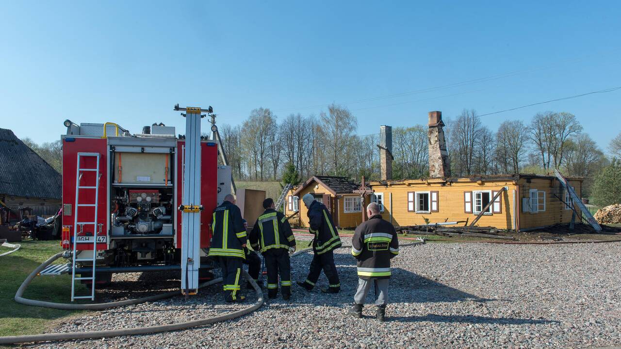 Tauragės rajone sudegė klebonijos pastato stogas