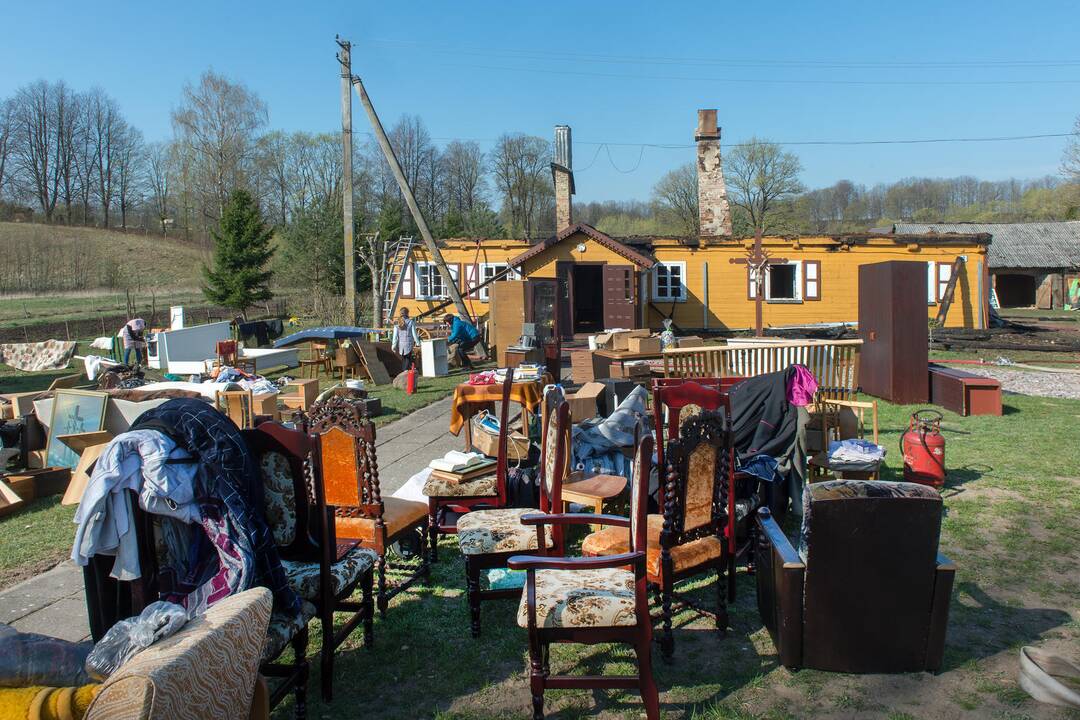 Tauragės rajone sudegė klebonijos pastato stogas