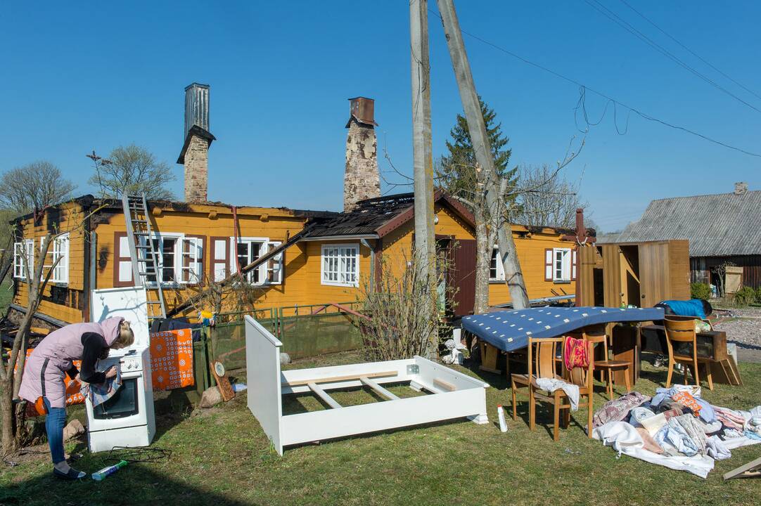 Tauragės rajone sudegė klebonijos pastato stogas