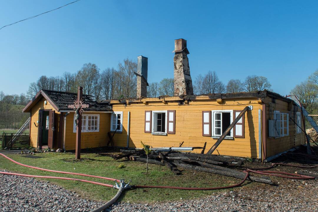 Tauragės rajone sudegė klebonijos pastato stogas