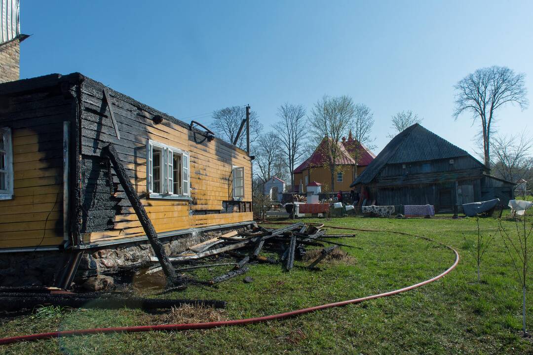 Tauragės rajone sudegė klebonijos pastato stogas