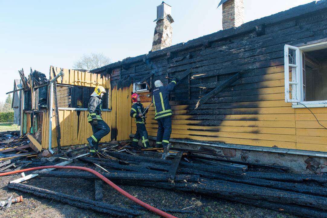 Tauragės rajone sudegė klebonijos pastato stogas