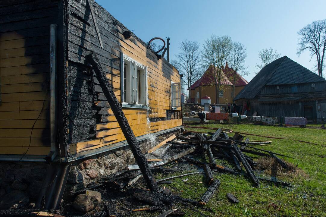 Tauragės rajone sudegė klebonijos pastato stogas
