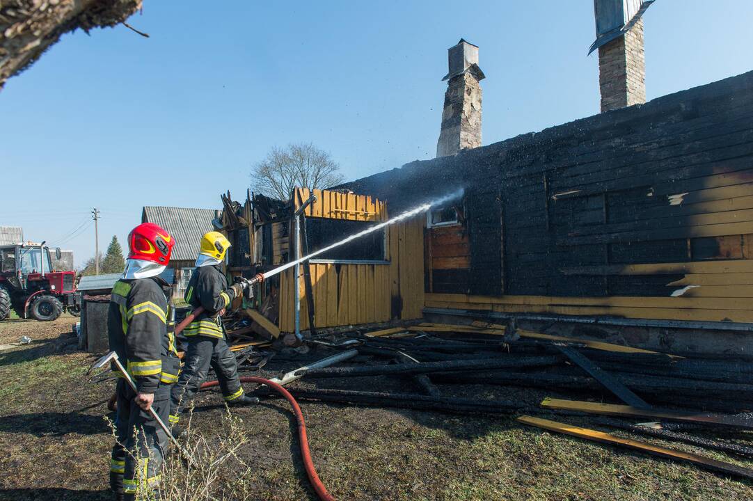 Tauragės rajone sudegė klebonijos pastato stogas