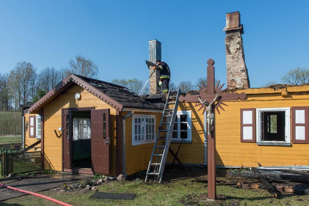 Tauragės rajone sudegė klebonijos pastato stogas