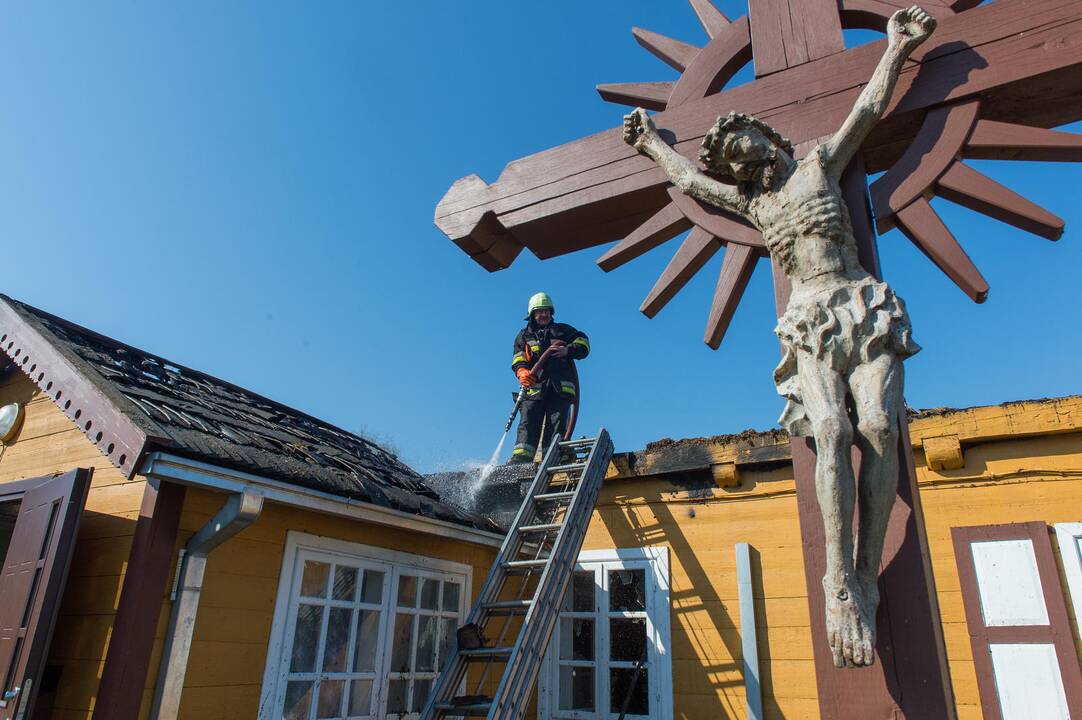 Tauragės rajone sudegė klebonijos pastato stogas