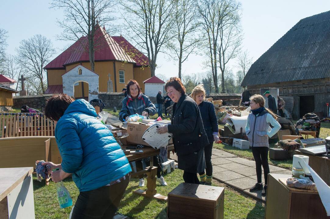 Tauragės rajone sudegė klebonijos pastato stogas