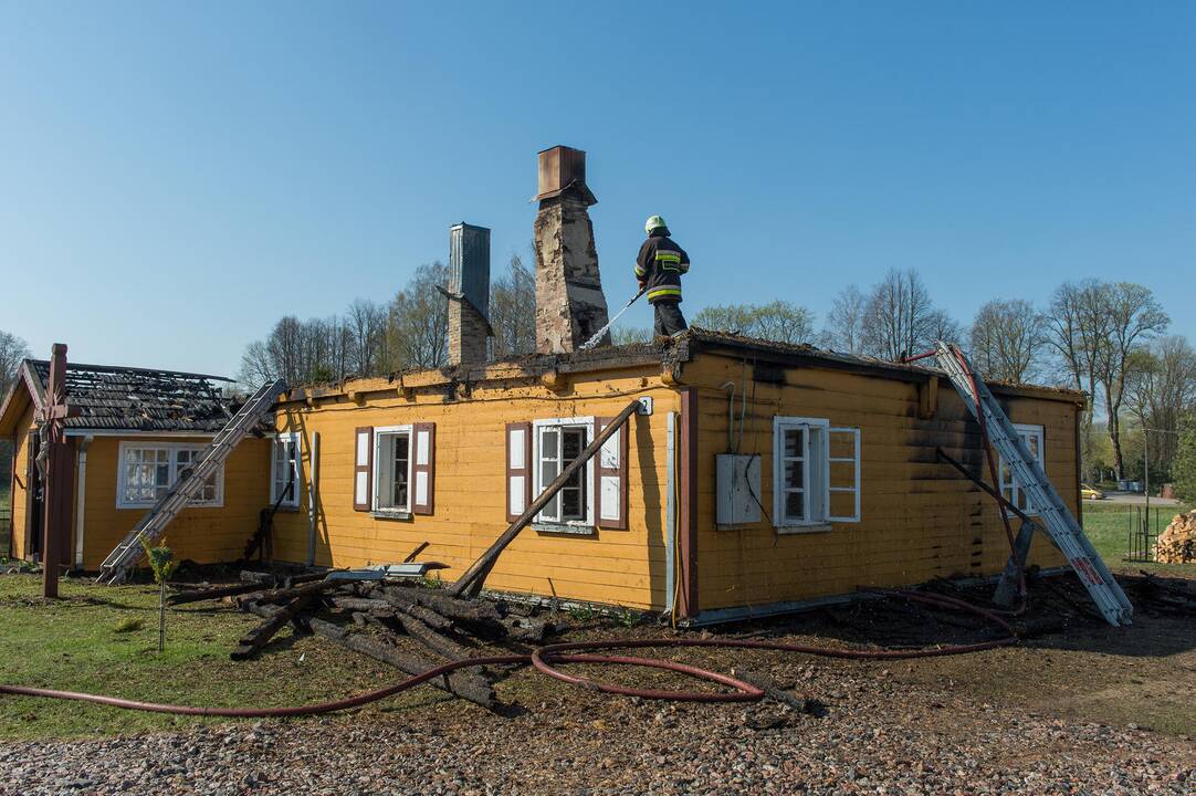 Tauragės rajone sudegė klebonijos pastato stogas