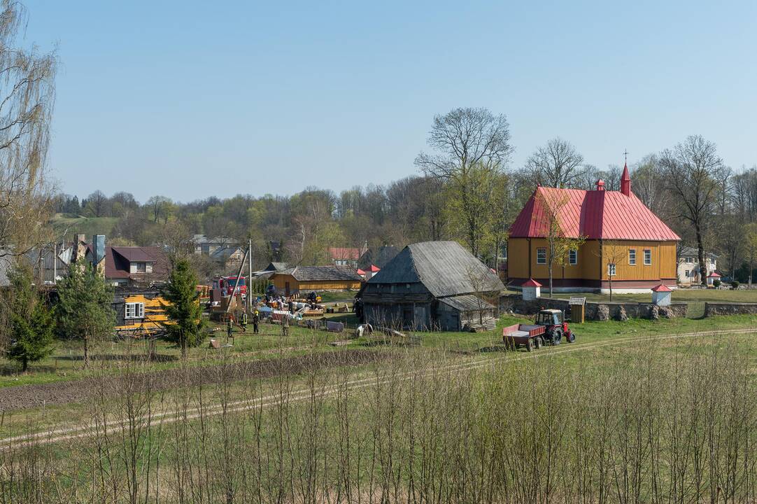 Tauragės rajone sudegė klebonijos pastato stogas