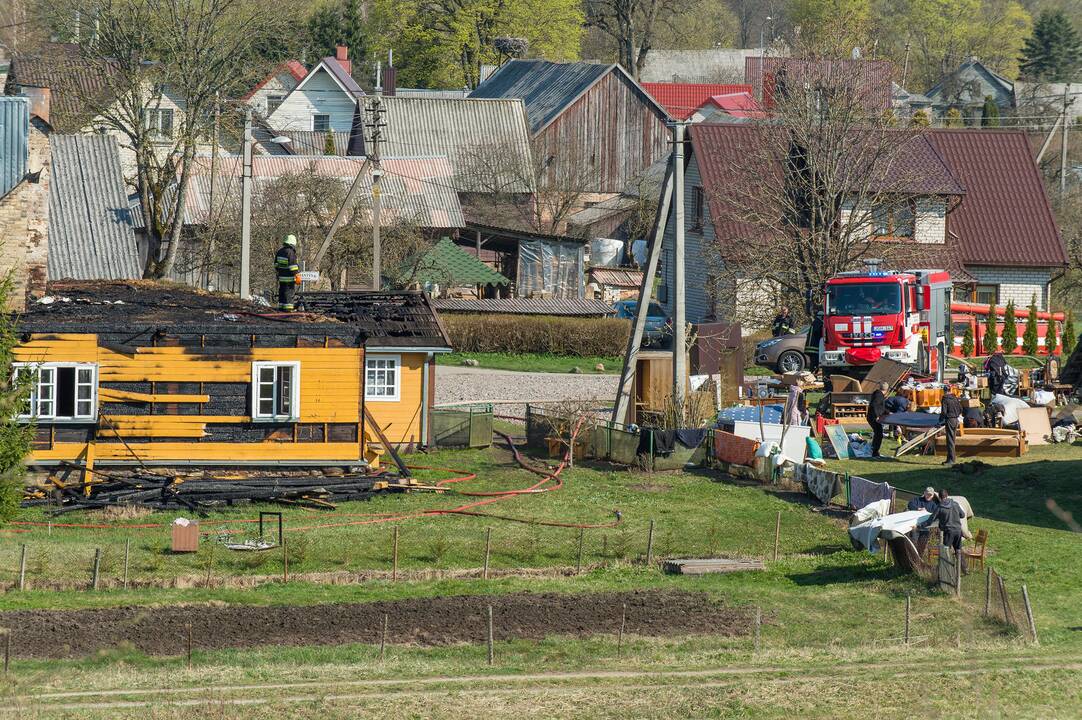 Tauragės rajone sudegė klebonijos pastato stogas