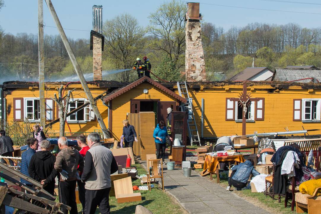 Tauragės rajone sudegė klebonijos pastato stogas