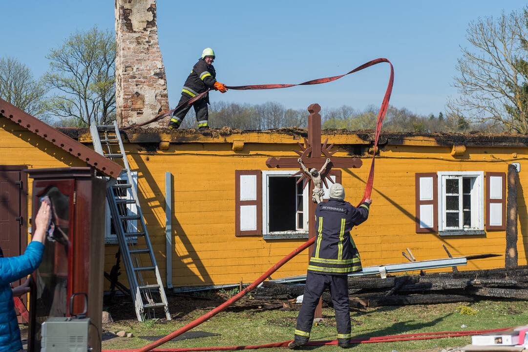 Tauragės rajone sudegė klebonijos pastato stogas