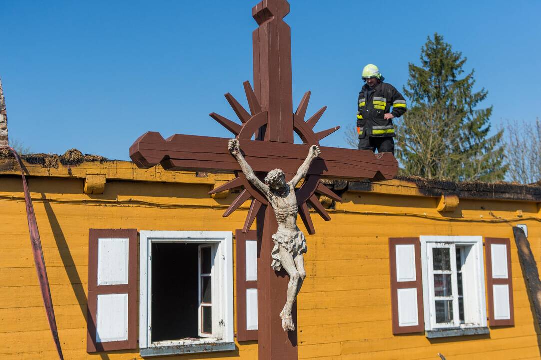 Tauragės rajone sudegė klebonijos pastato stogas