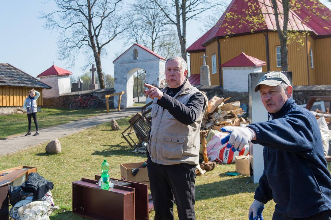 Tauragės rajone sudegė klebonijos pastato stogas