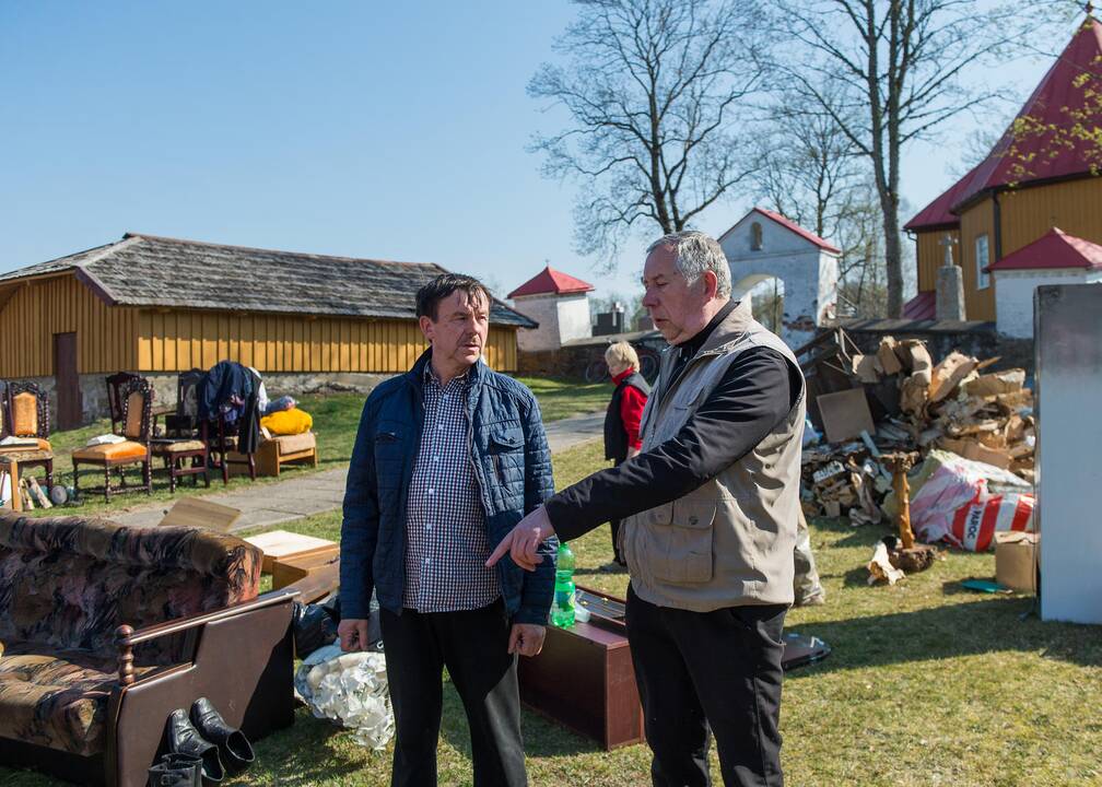 Tauragės rajone sudegė klebonijos pastato stogas