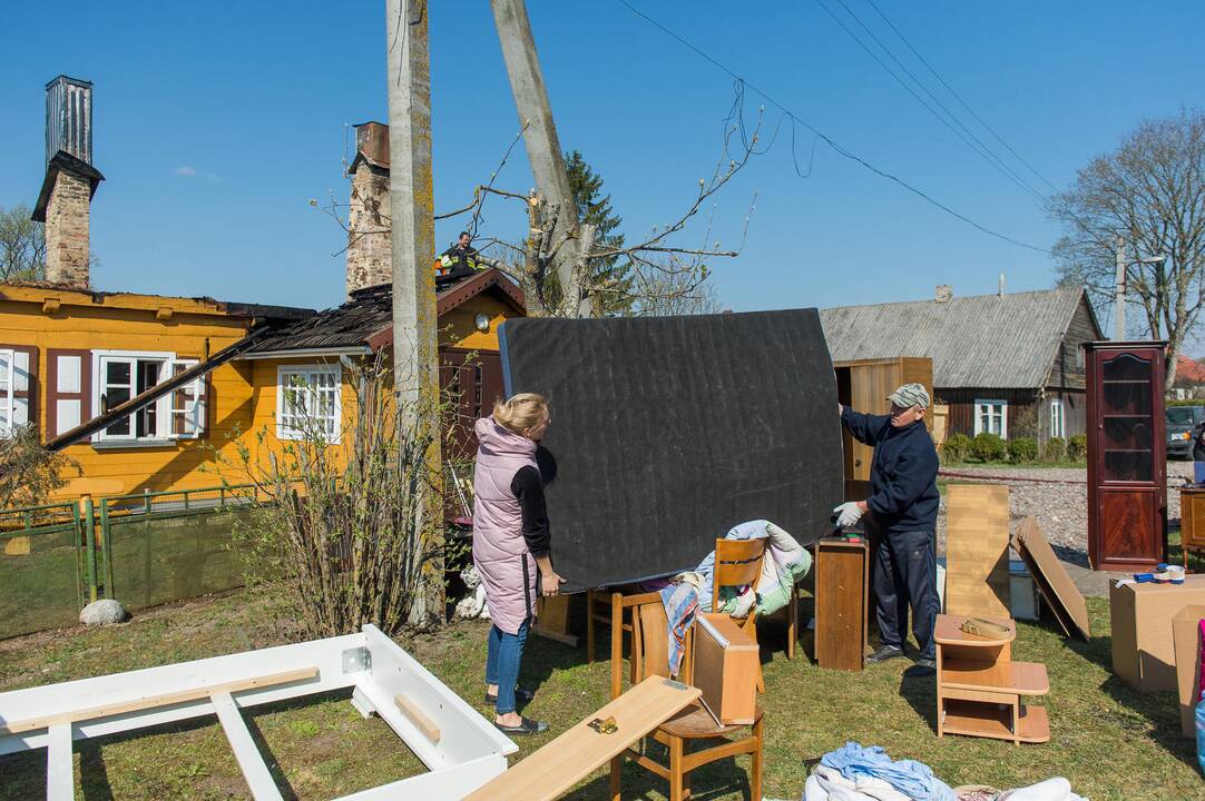 Tauragės rajone sudegė klebonijos pastato stogas