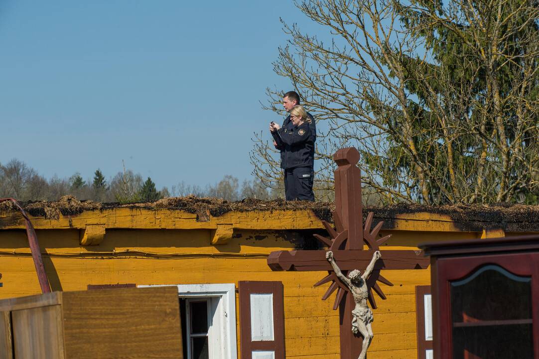 Tauragės rajone sudegė klebonijos pastato stogas