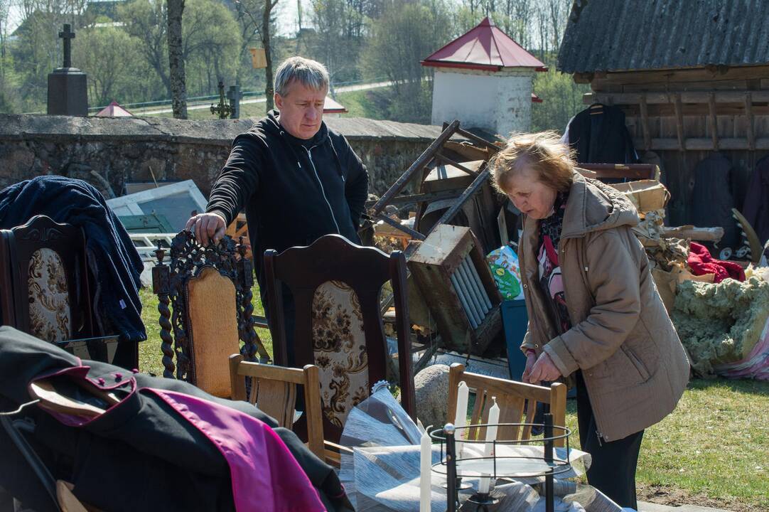 Tauragės rajone sudegė klebonijos pastato stogas