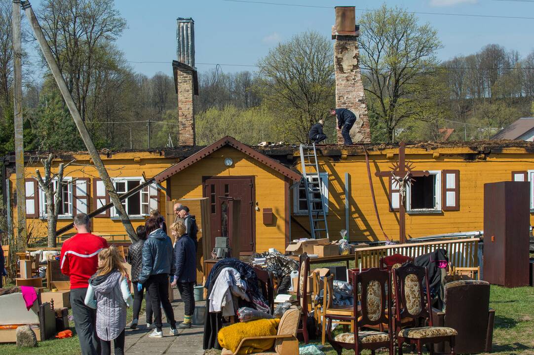 Tauragės rajone sudegė klebonijos pastato stogas
