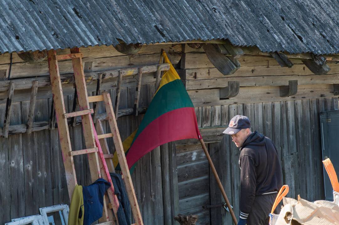 Tauragės rajone sudegė klebonijos pastato stogas