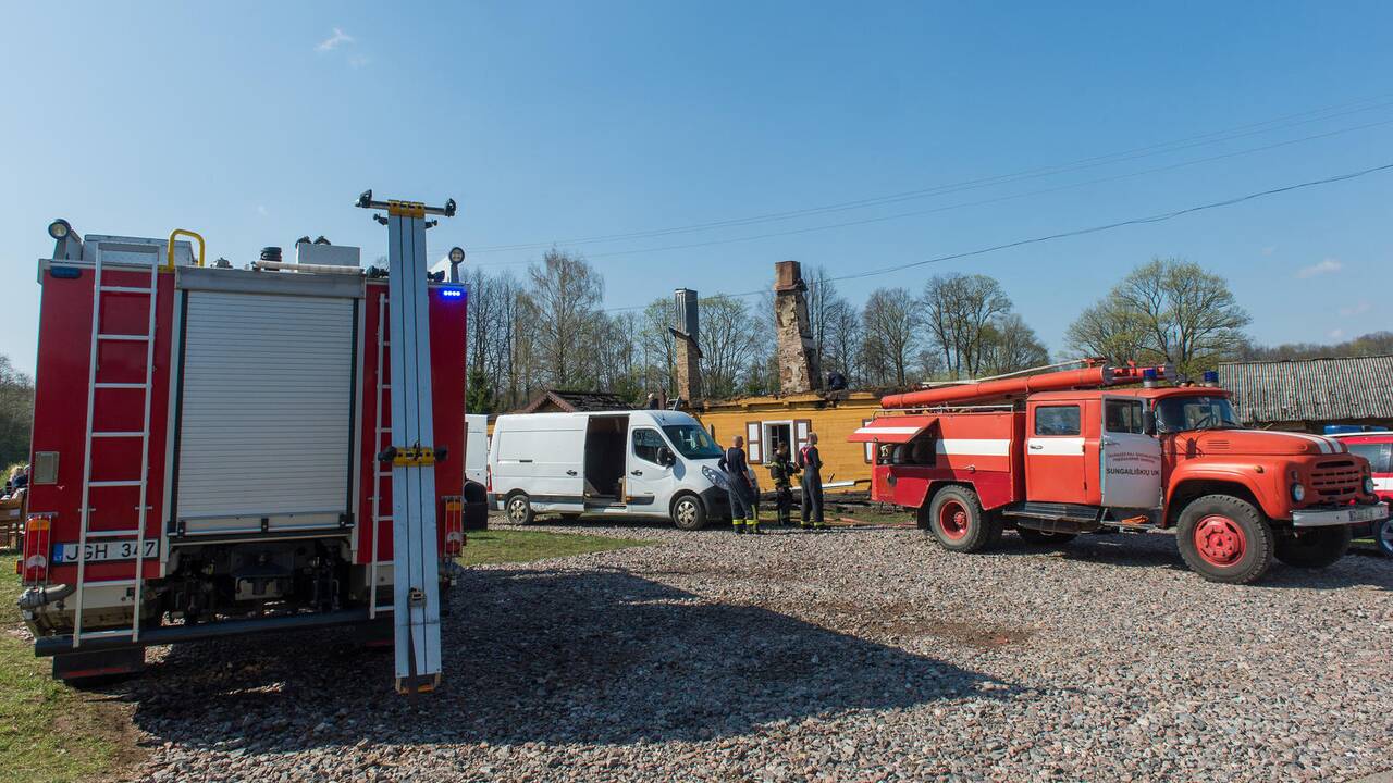 Tauragės rajone sudegė klebonijos pastato stogas