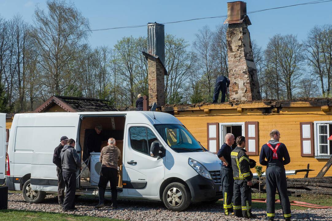 Tauragės rajone sudegė klebonijos pastato stogas