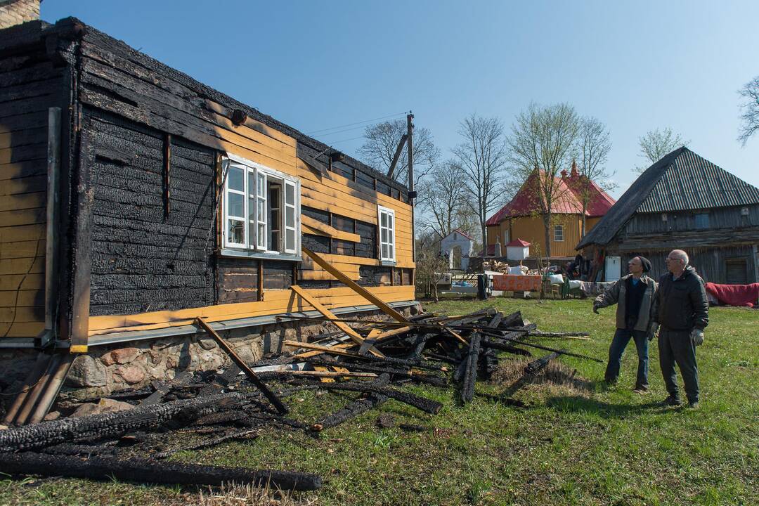 Tauragės rajone sudegė klebonijos pastato stogas