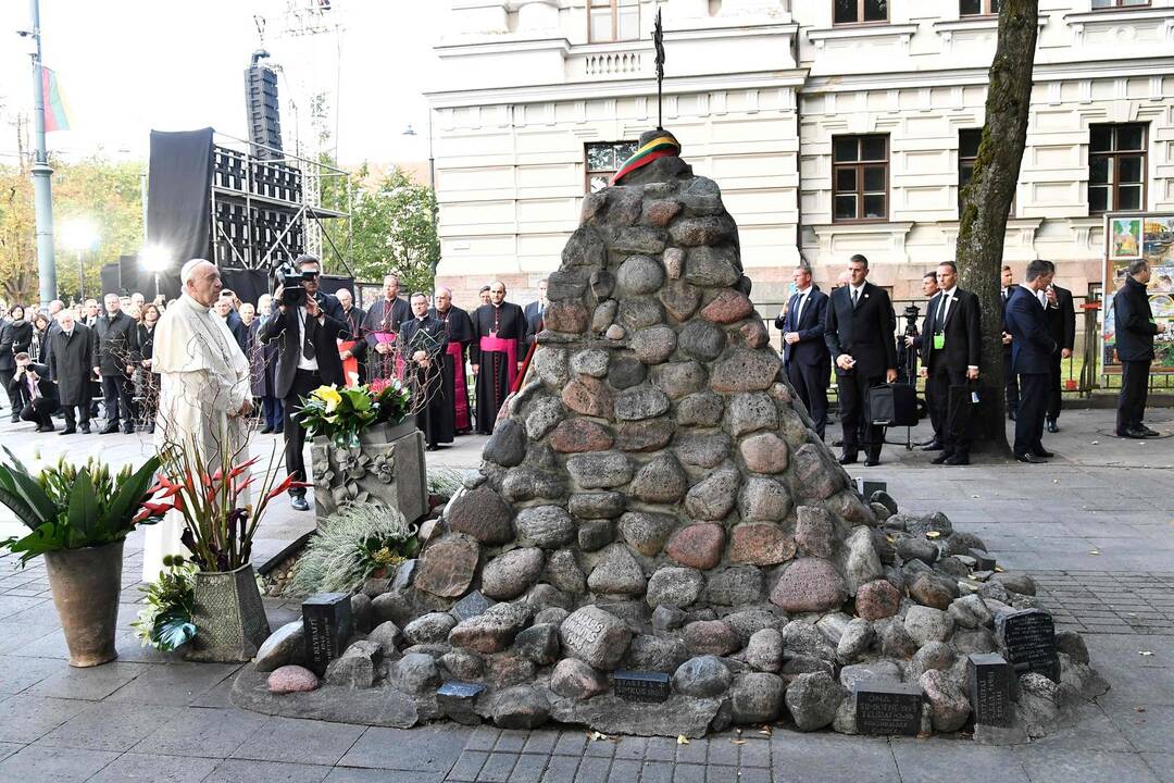 Popiežius Vilniuje pagerbė nacių ir sovietų aukas