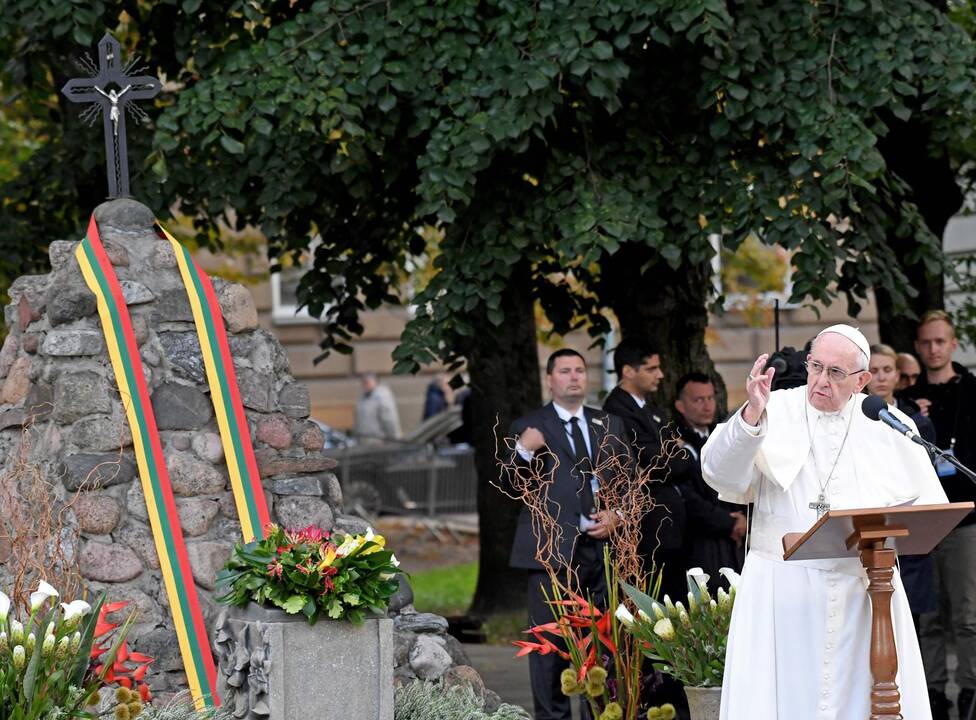 Popiežius Vilniuje pagerbė nacių ir sovietų aukas