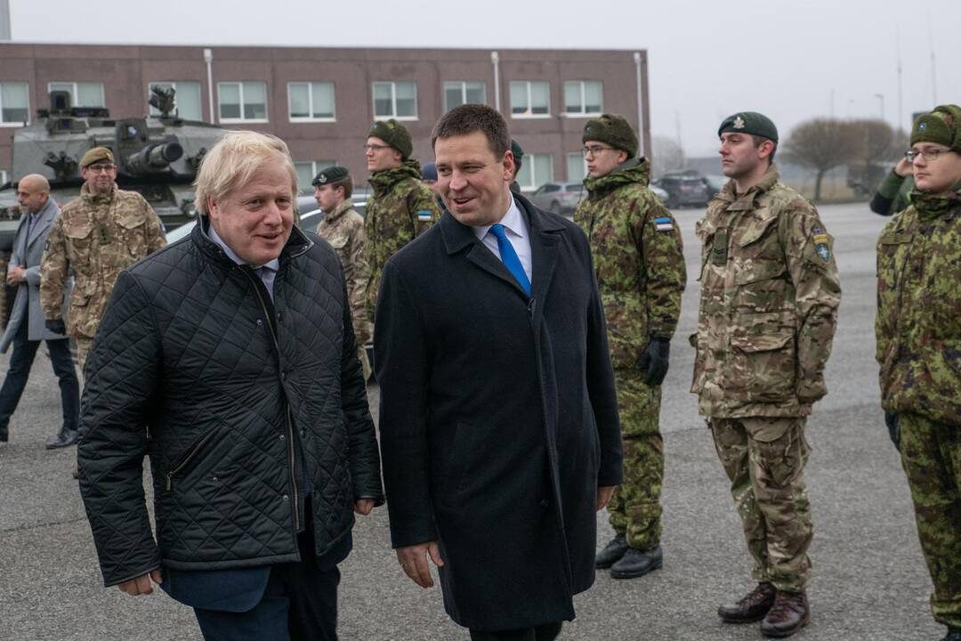 Borisas Johnsonas (kairėje) ir Juri Ratas