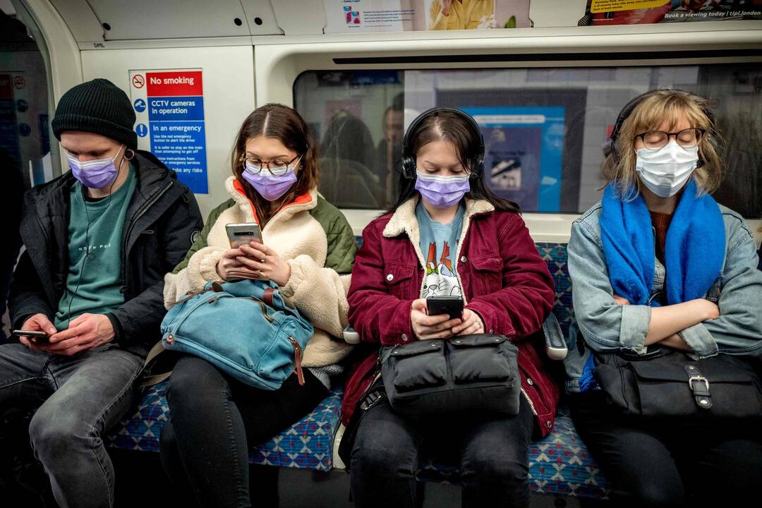 Nepaisant pandemijos Londono metro traukiniai sausakimši, meras pasibaisėjęs