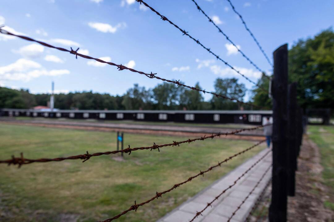 Buvusi nacių mirties stovyklos sekretorė teismo lauks laisvėje