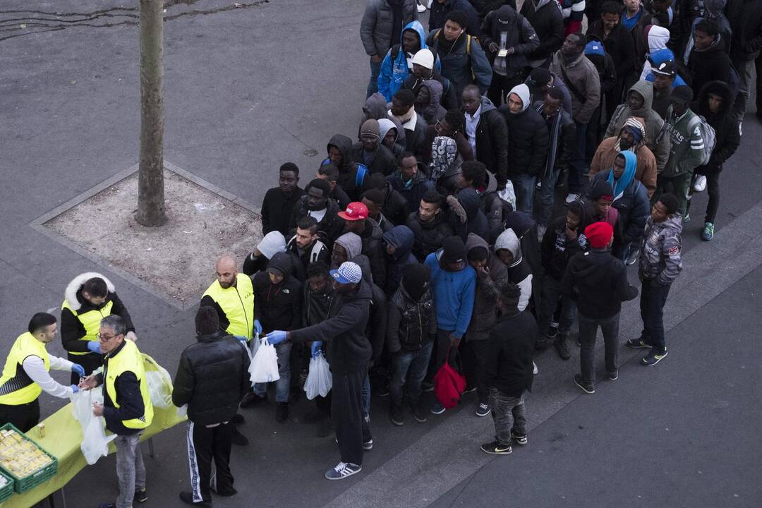 Paryžiaus policija iš palapinių stovyklos iškraustė šimtus migrantų