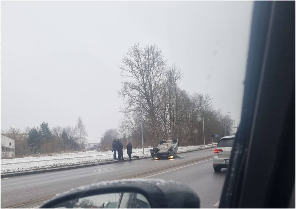 Avarija Vilniuje: ant kelio apvirto automobilis