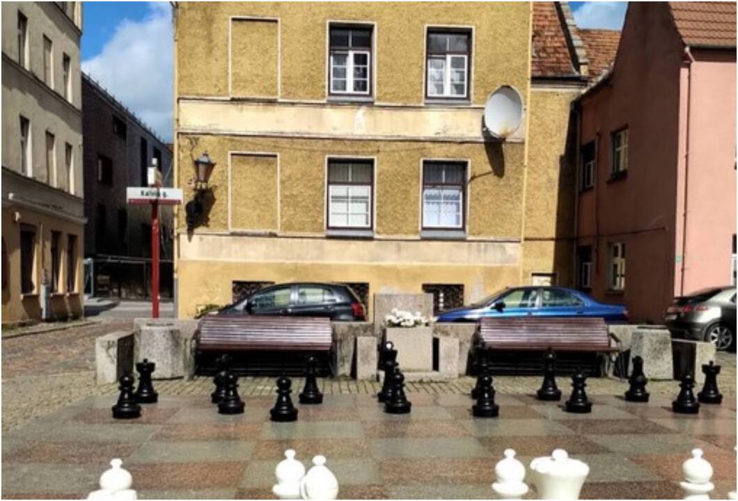 Pretenzijos: senamiesčio gyventojai skundžiasi, kad naktimis kažkas po langais per garsiai žaidžia šachmatais.