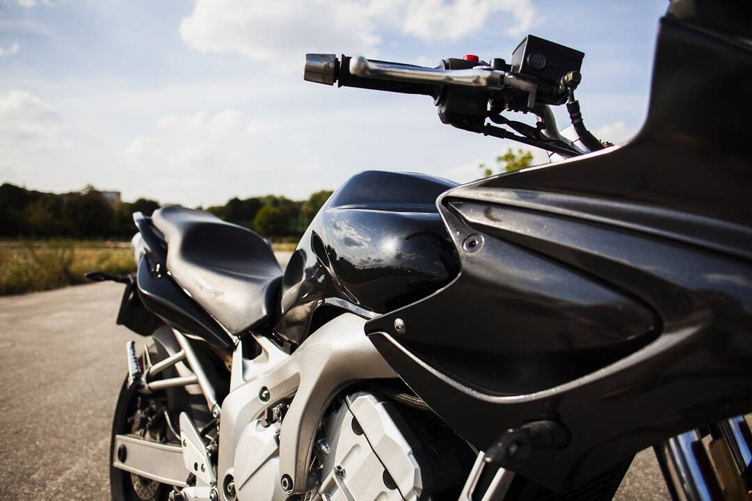 Nesuvaldę motociklų nukentėjo policininkė ir ugniagesys