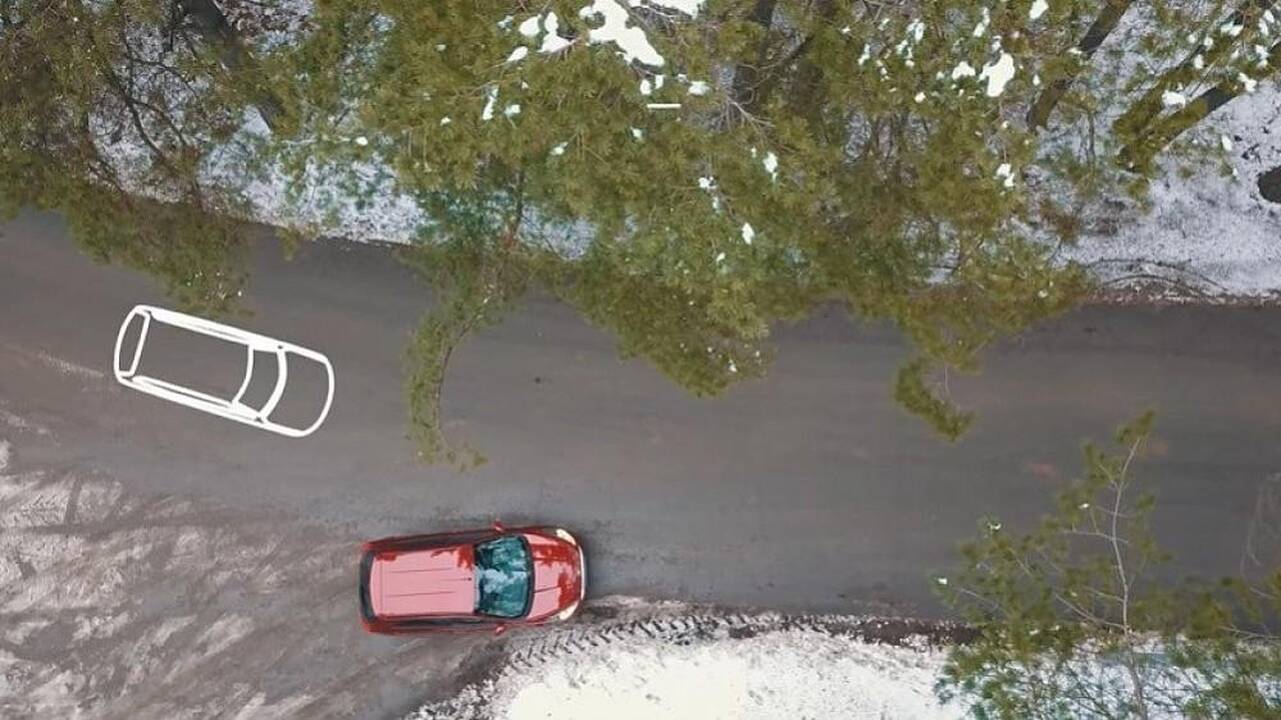 Pradedančiųjų vairuotojų iššūkis – įkalnės ir važiavimas atbulomis