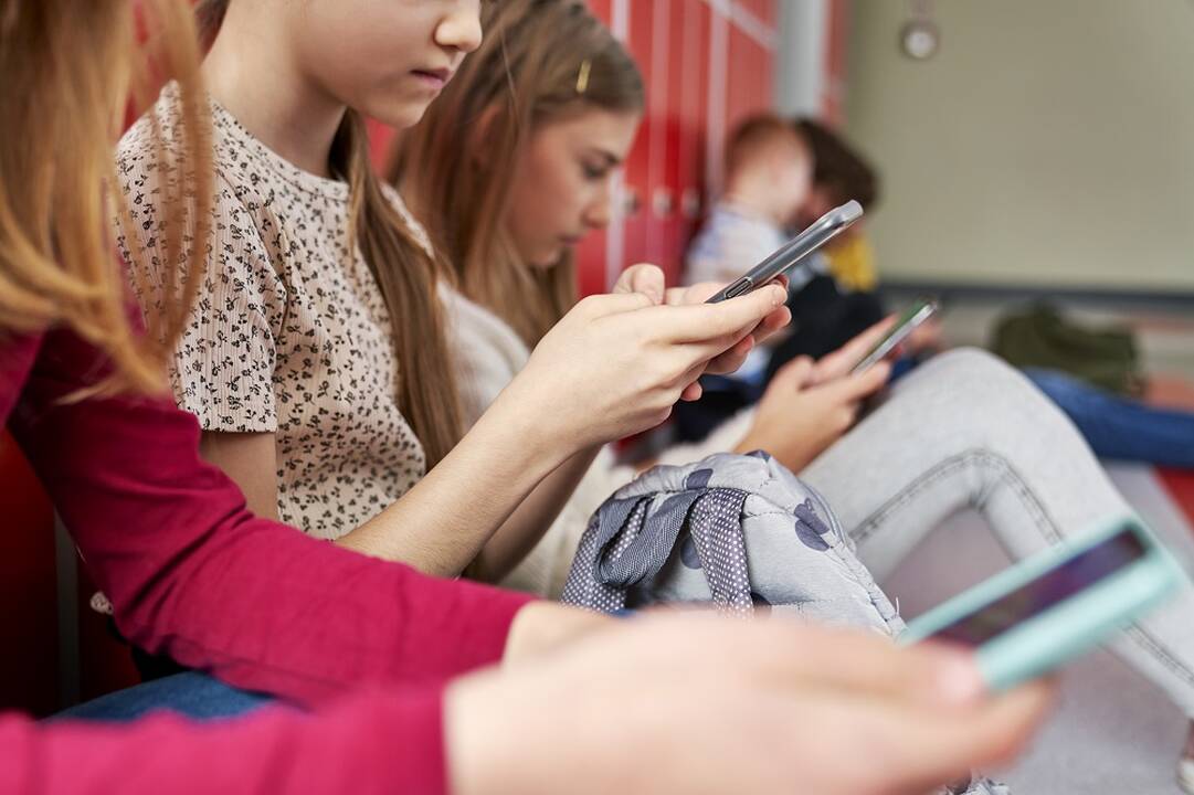 Siūloma uždrausti mokiniams mokyklose naudotis telefonais ir planšetiniais kompiuteriais
