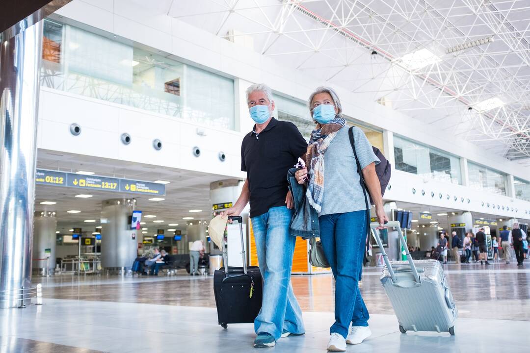 PSO dėl omikron ragina nepasiskiepijusius, rizikos grupės asmenis atsisakyti kelionių