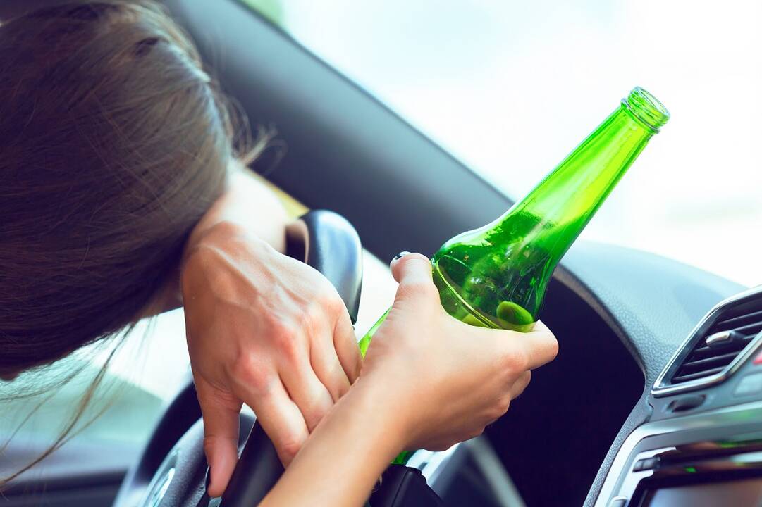 Klaipėdoje girta vairuotoja apgadino tris stovinčius automobilius