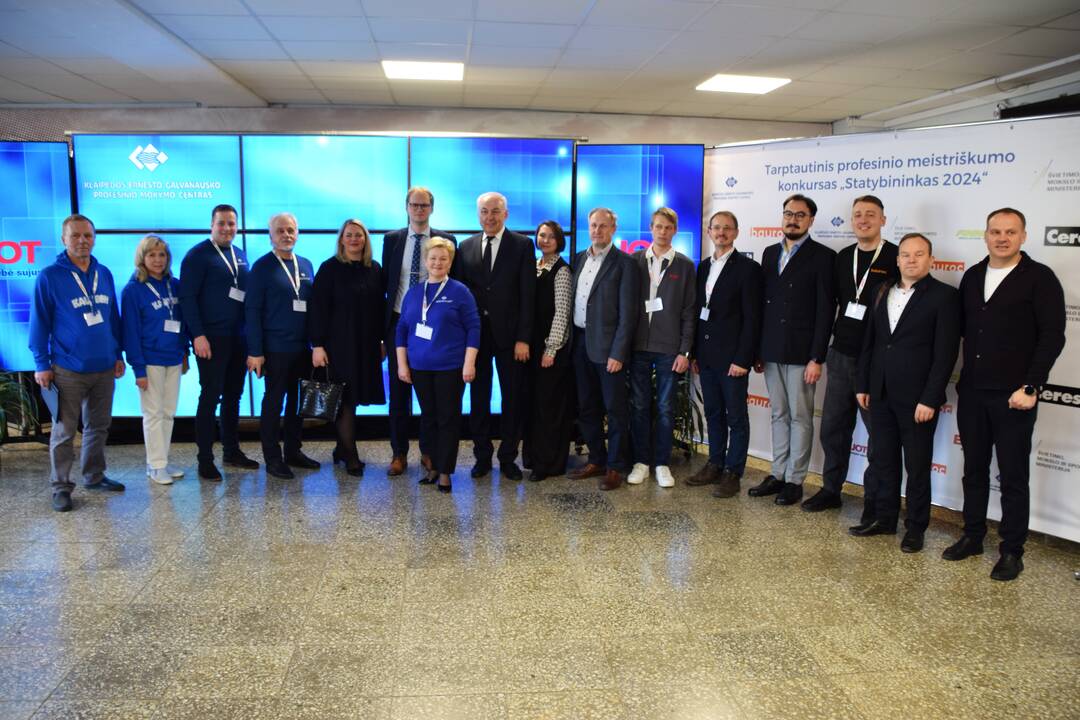 Startas: Klaipėdos E. Galvanausko profesinio mokymo centro pedagogai kartu su direktore D. Martišauskiene (centre) buvo gerai nusiteikę prieš konkurso pradžią.