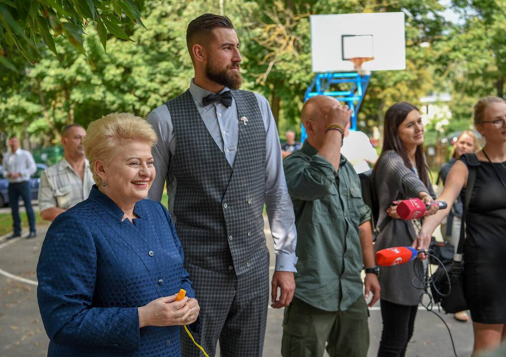 D. Grybauskaitė ir J. Valančiūnas atidarė paauglių dienos namus
