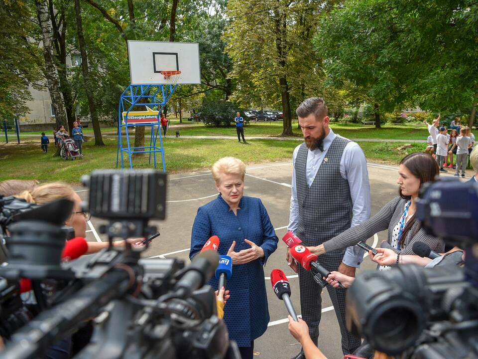 D. Grybauskaitė ir J. Valančiūnas atidarė paauglių dienos namus