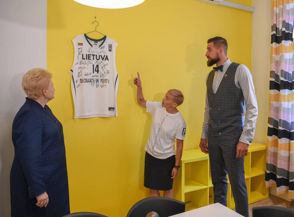 D. Grybauskaitė ir J. Valančiūnas atidarė paauglių dienos namus
