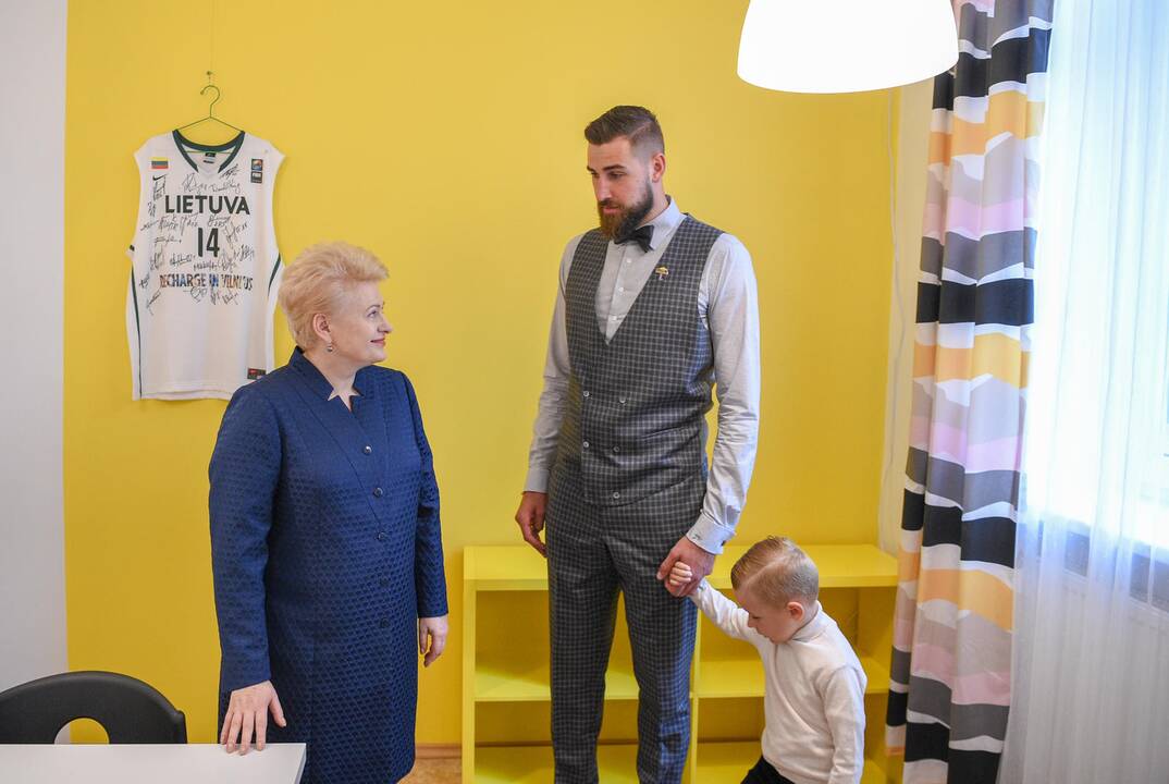 D. Grybauskaitė ir J. Valančiūnas atidarė paauglių dienos namus
